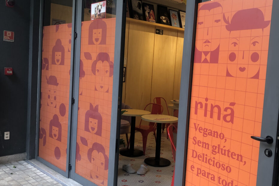 Adesivo para vitrine.