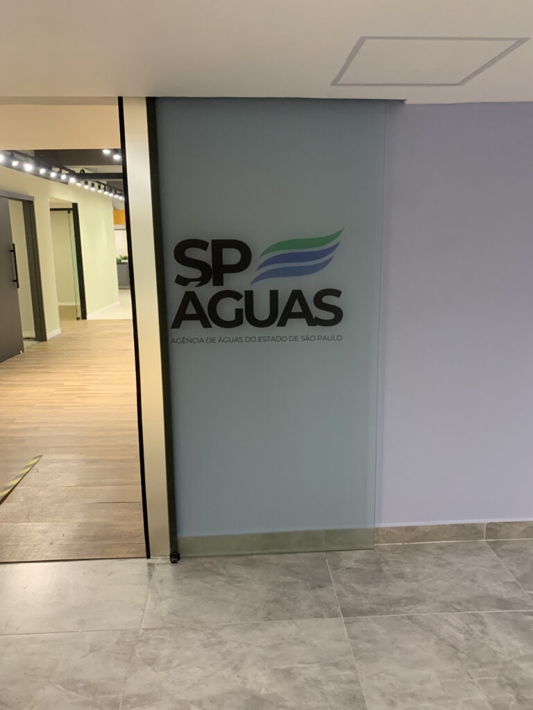 Adesivos perfurados impressos.