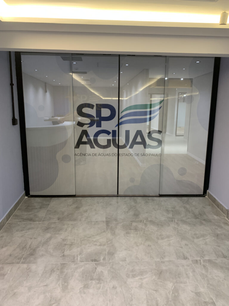 Adesivos perfurados impressos.