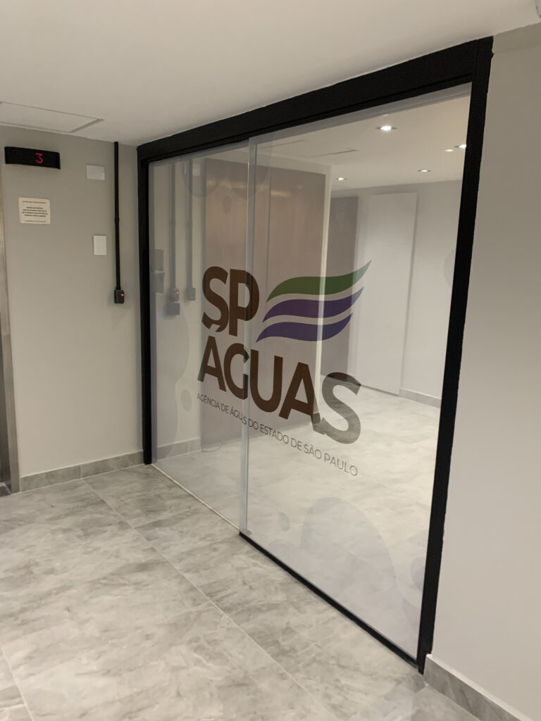 Adesivos perfurados impressos.