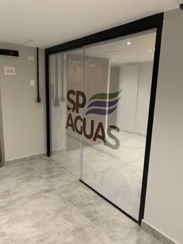 Adesivos perfurados impressos.