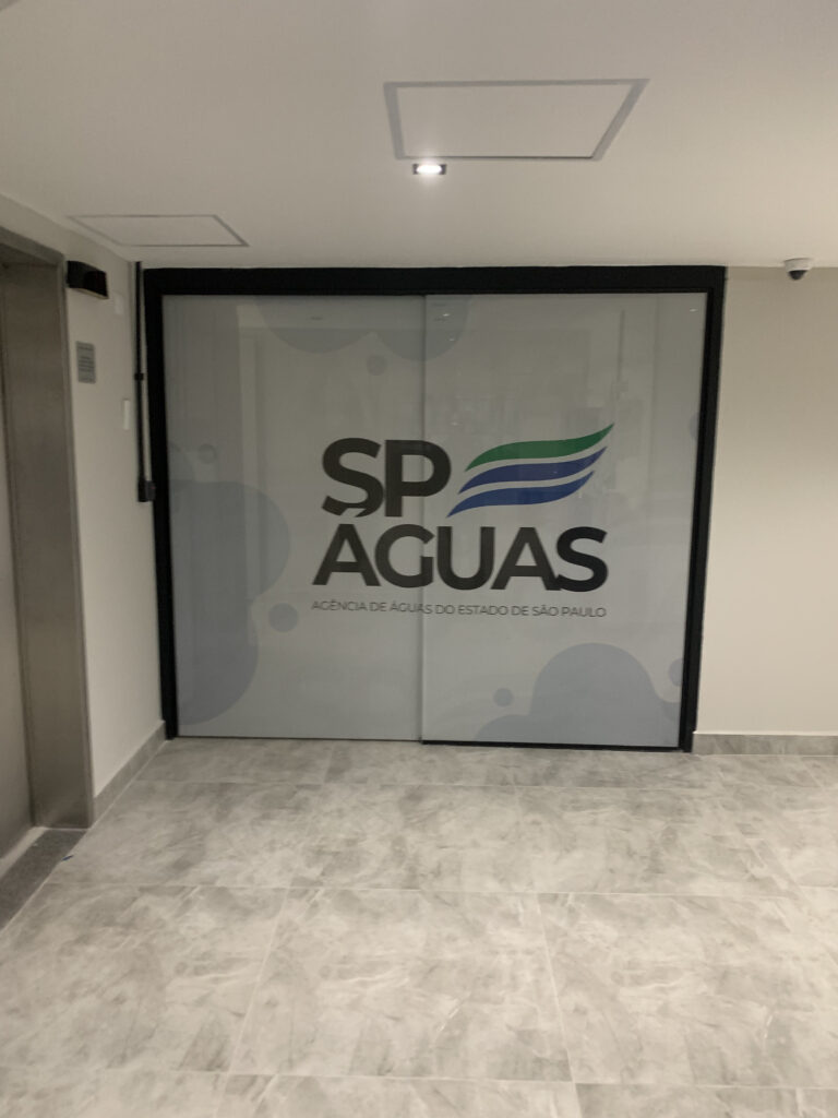 Adesivos perfurados impressos.
