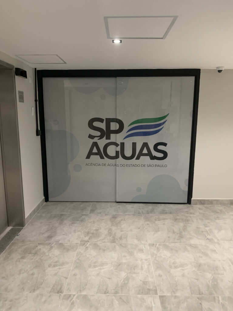 Adesivos perfurados impressos.