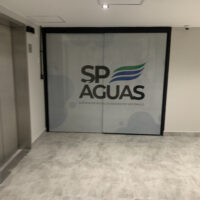 Adesivos perfurados impressos.