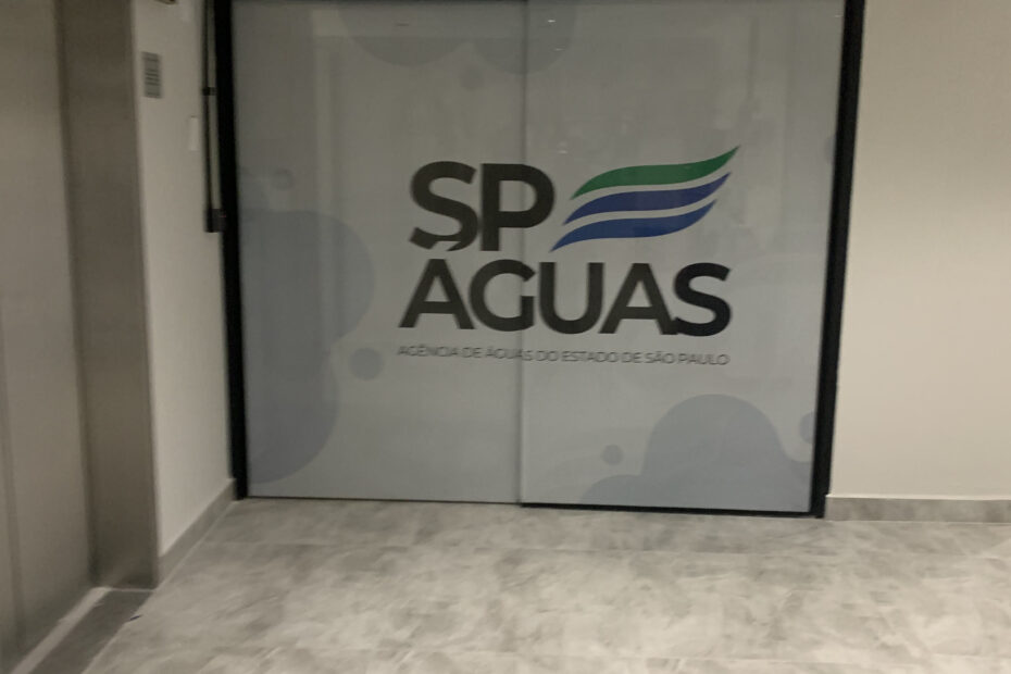 Adesivos perfurados impressos.