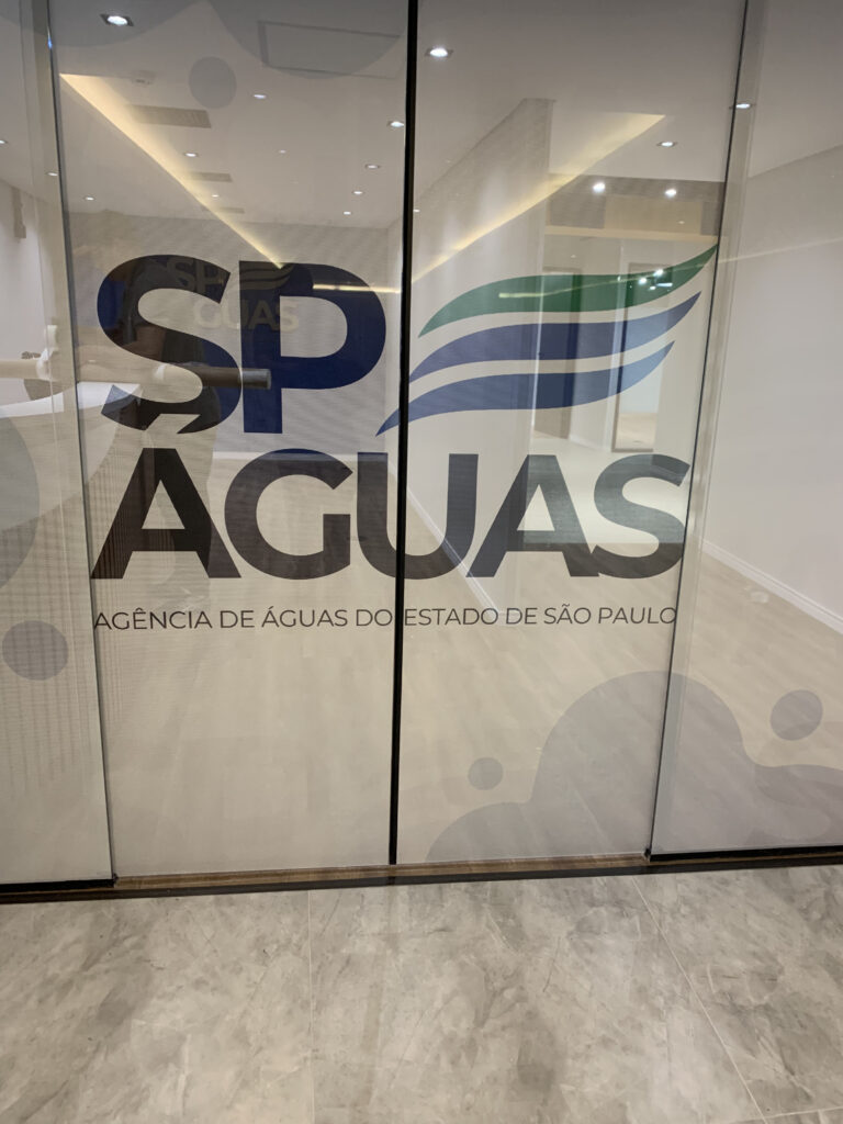 Adesivos perfurados impressos.