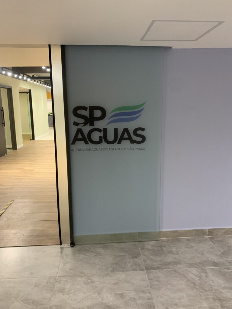 Adesivos perfurados impressos.