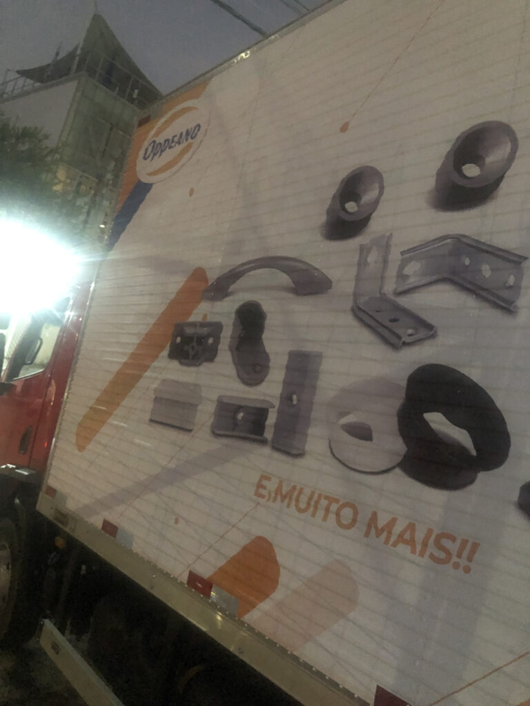 Envelopamento automotivo para caminhões.