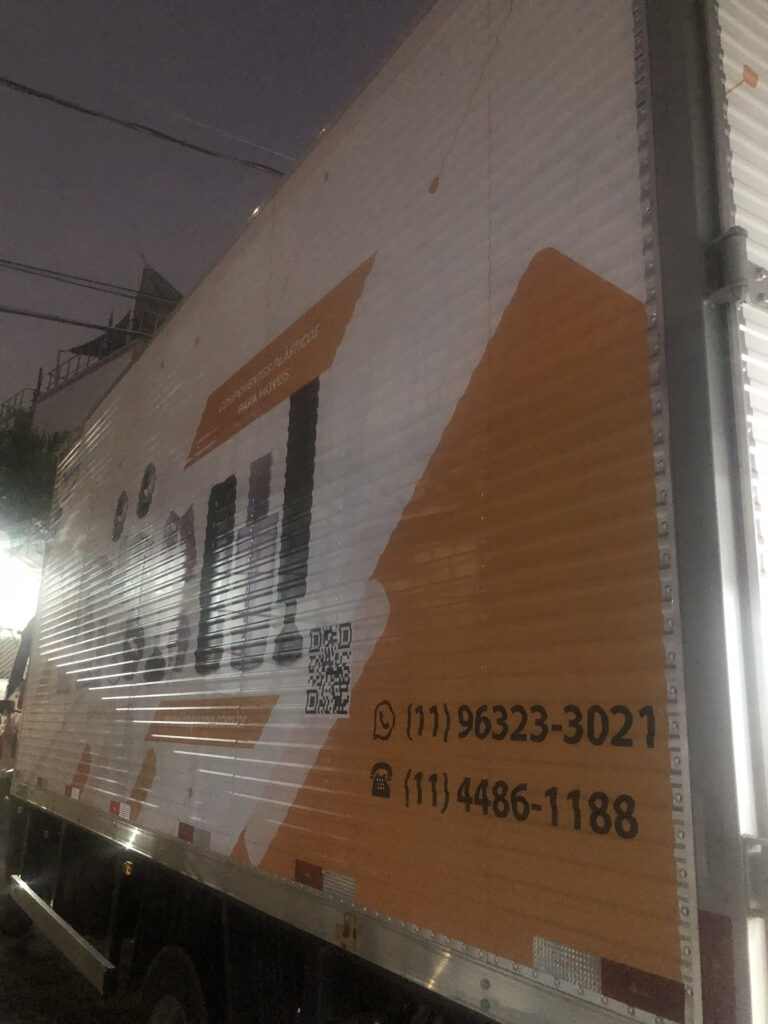 Envelopamento automotivo para caminhões.
