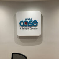 Placa com logo personalizado.
