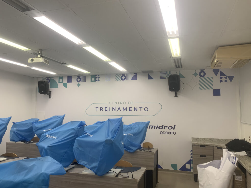 Adesivação de auditório.