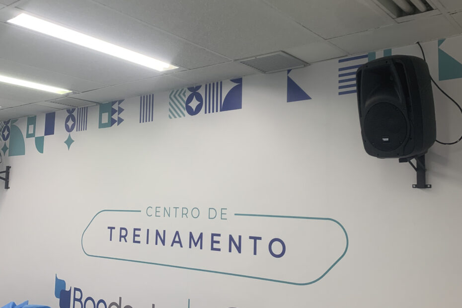 Adesivação de auditório.