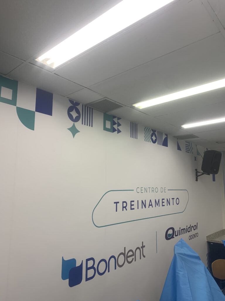 Adesivação de auditório.