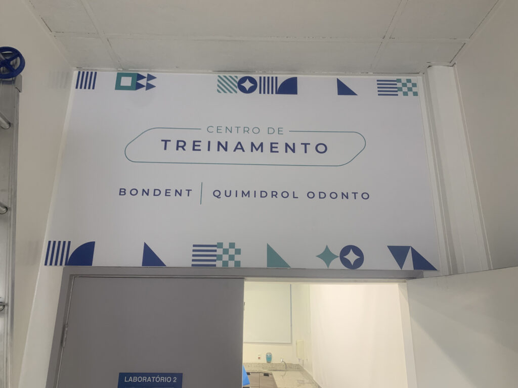 Adesivação de auditório.