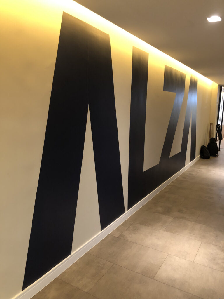 Adesivo de parede para empresa de investimento.