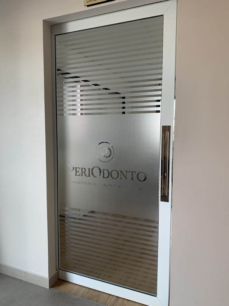 Adesivo jateado com recorte eletrônico.