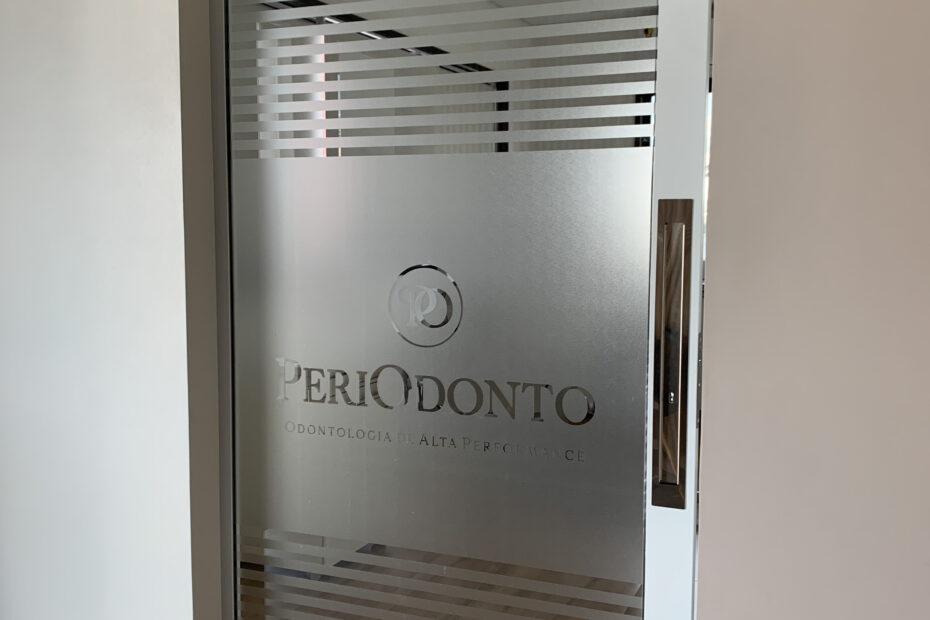 Adesivo jateado com recorte eletrônico.