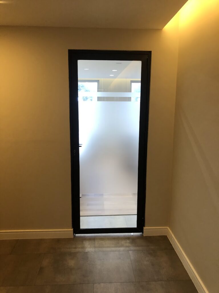 Adesivo jateado para empresa de investimentos.