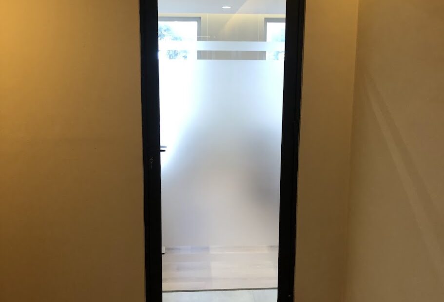 Adesivo jateado para empresa de investimentos.