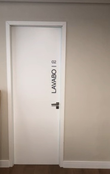 Adesivo para identificação de portas e ambientes.