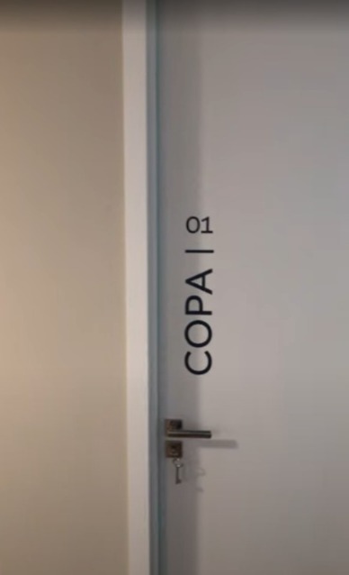 Adesivo para identificação de portas e ambientes.