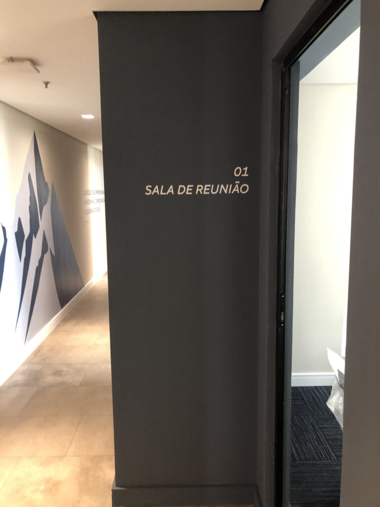 Adesivo para identificação de portas e ambientes.