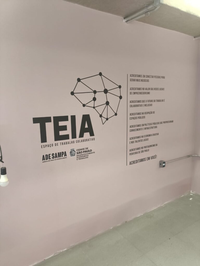 Adesivo personalizado para parede.