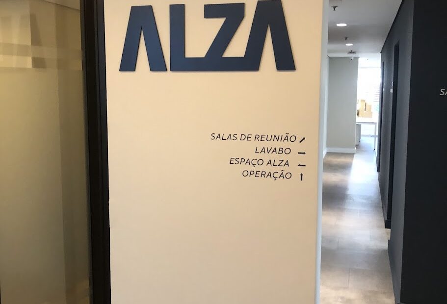 Letra-caixa em acrílico.