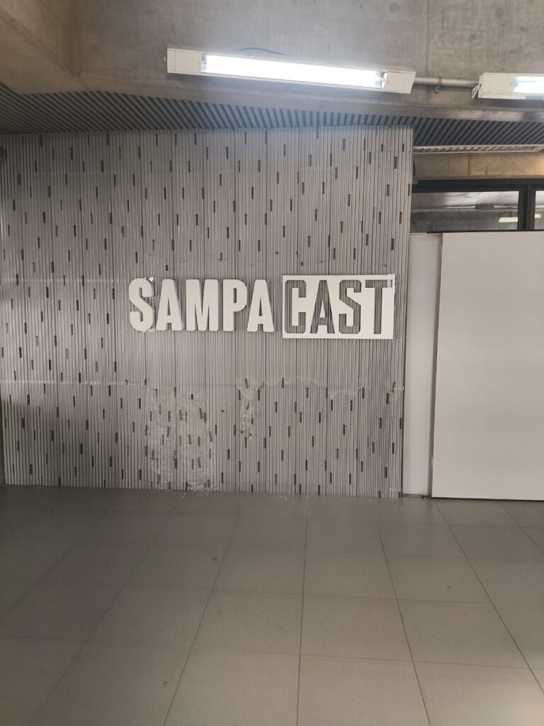 Letra-caixa em chapa galvanizada.