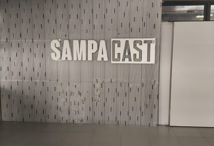 Letra-caixa em chapa galvanizada.