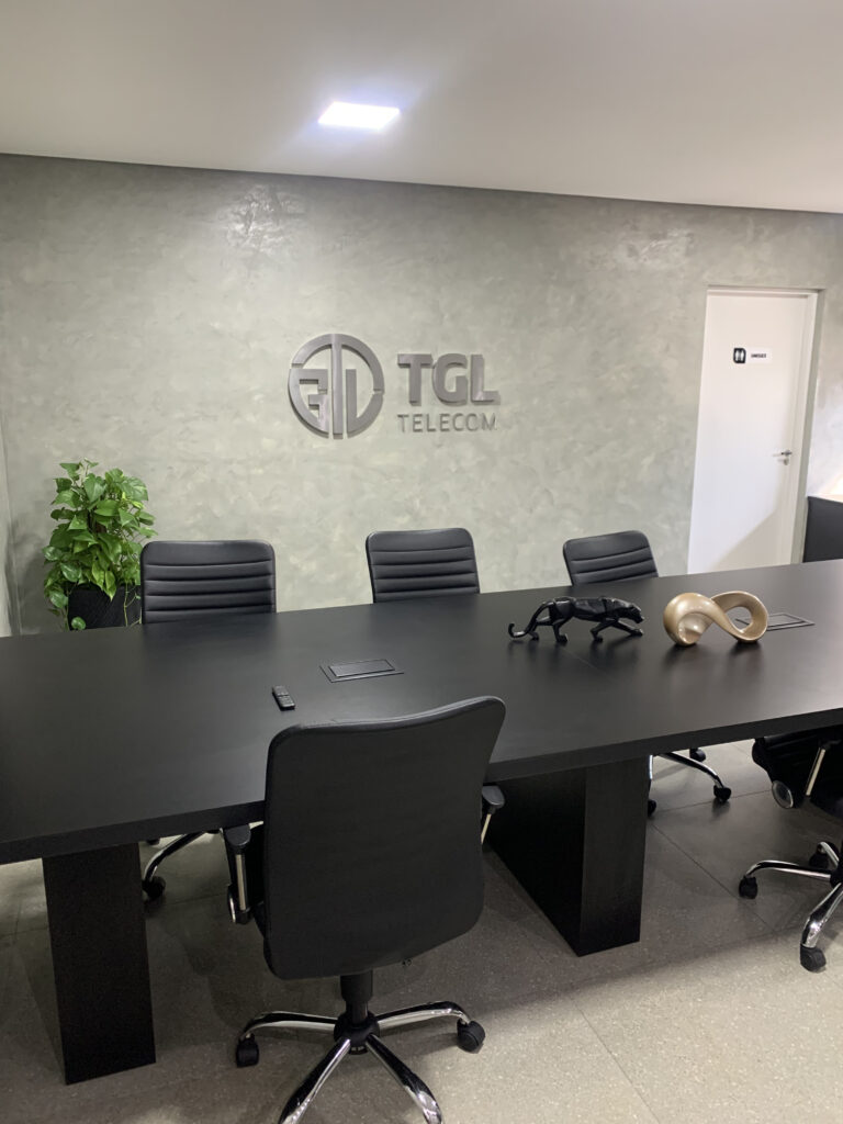 Letra em aço inox escovado.