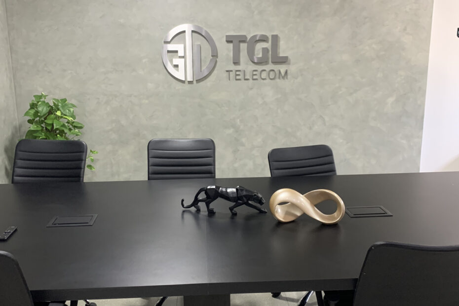 Letra em aço inox escovado.