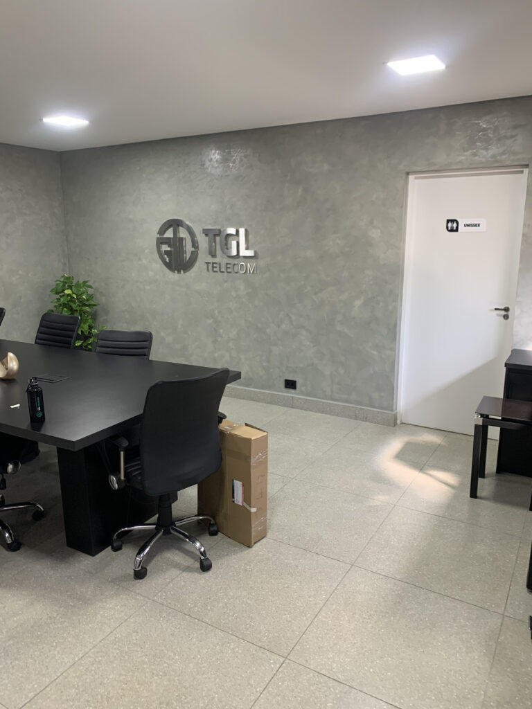 Letra em aço inox escovado.