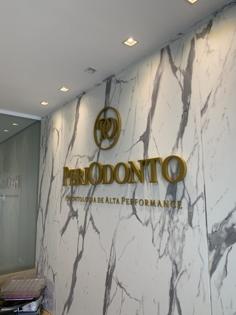 Logo em chapa galvanizada.