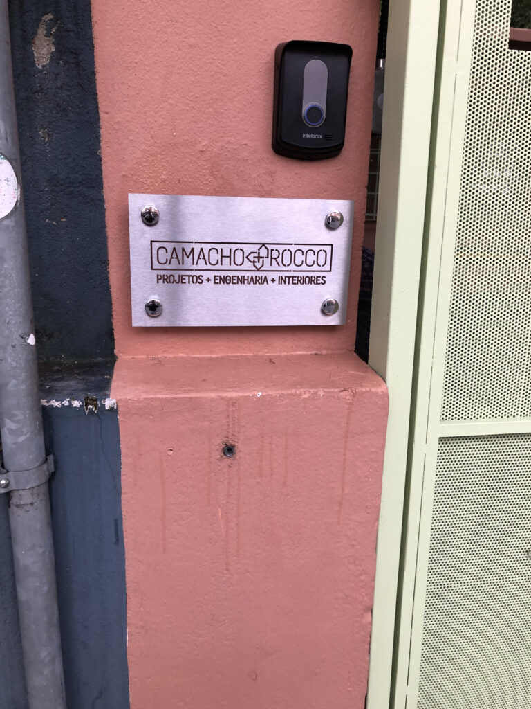 Placa em aço escovado com corte a laser.