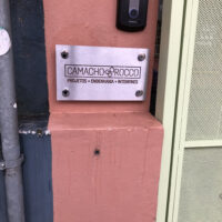 Placa em aço escovado com corte a laser.