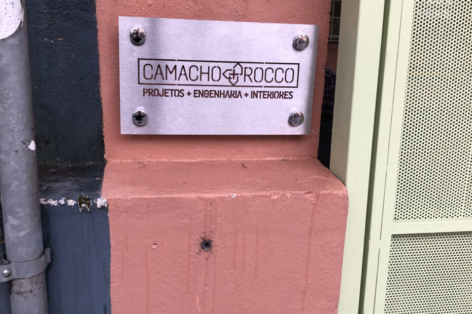 Placa em aço escovado com corte a laser.
