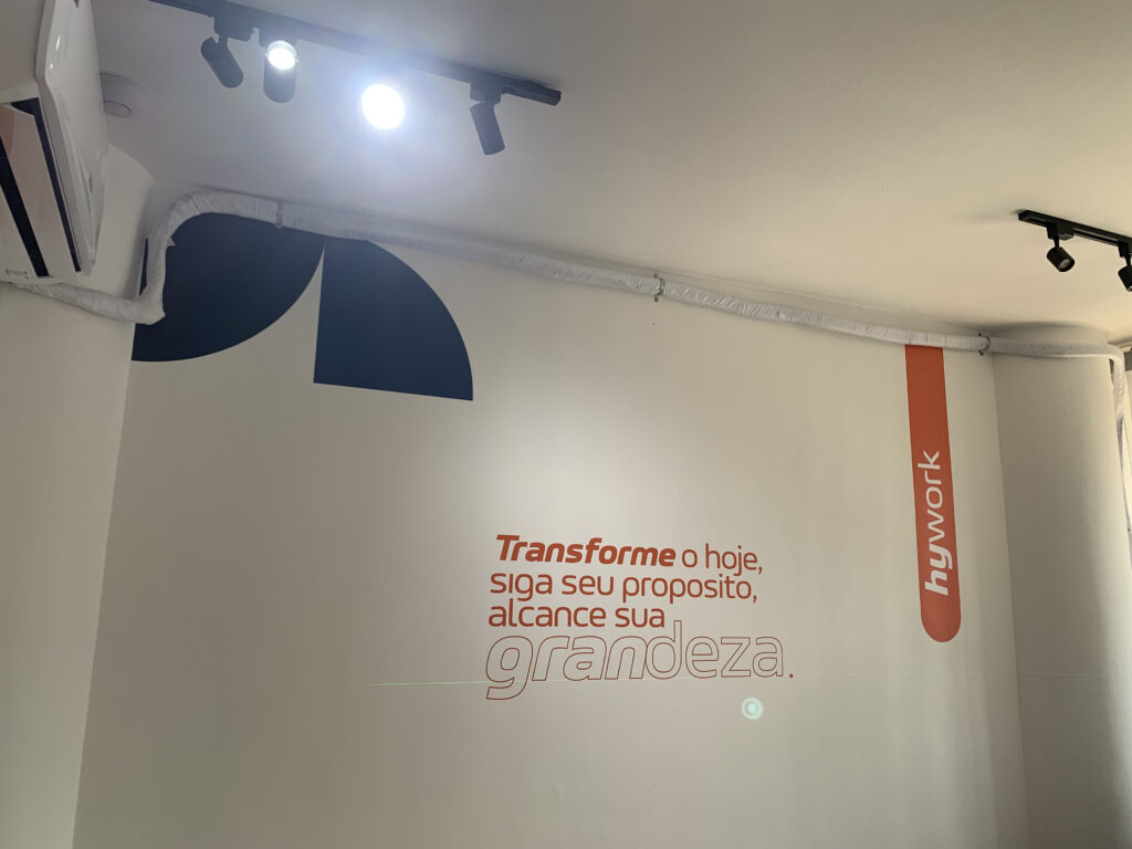 Adesivo para ambiente corporativo.