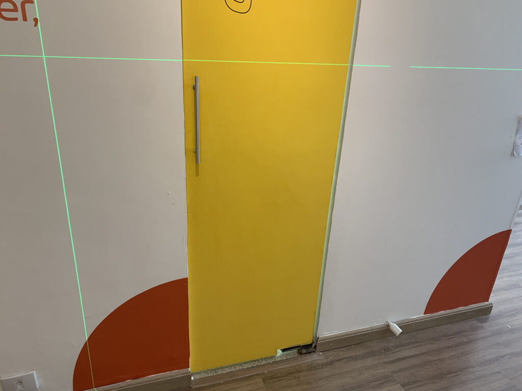 Adesivo para ambiente corporativo.