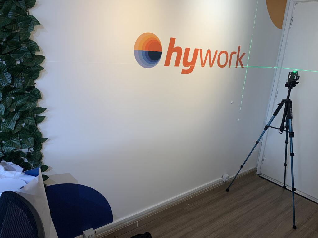 Adesivo para ambiente corporativo.