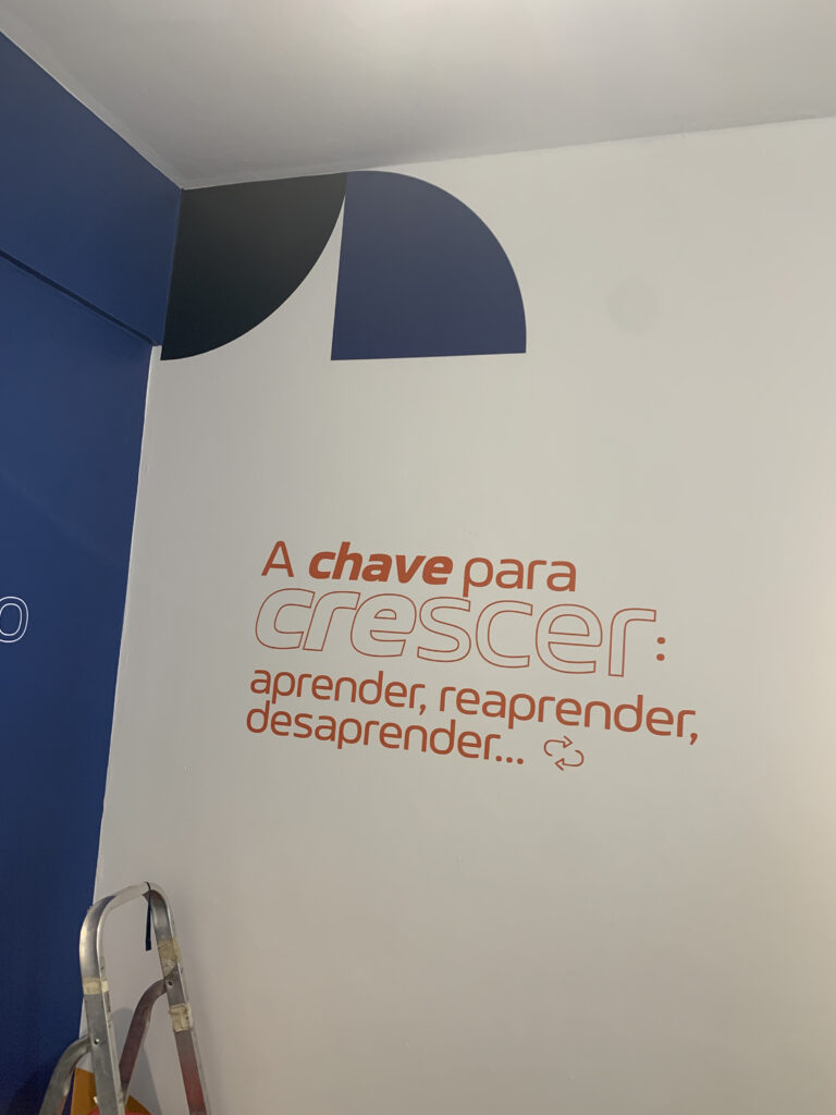 Adesivo para ambiente corporativo.