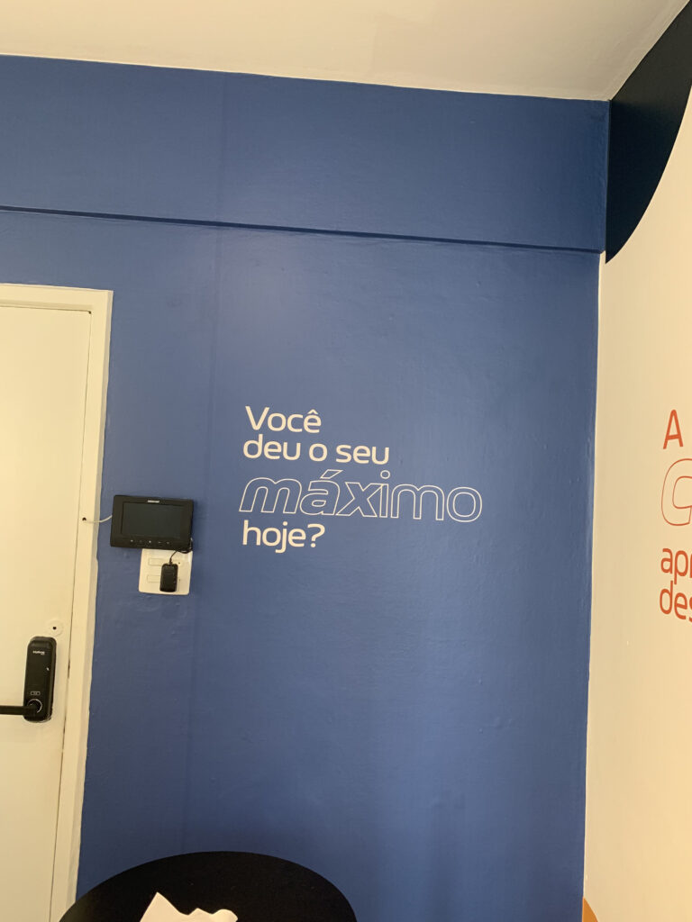 Adesivo para ambiente corporativo.