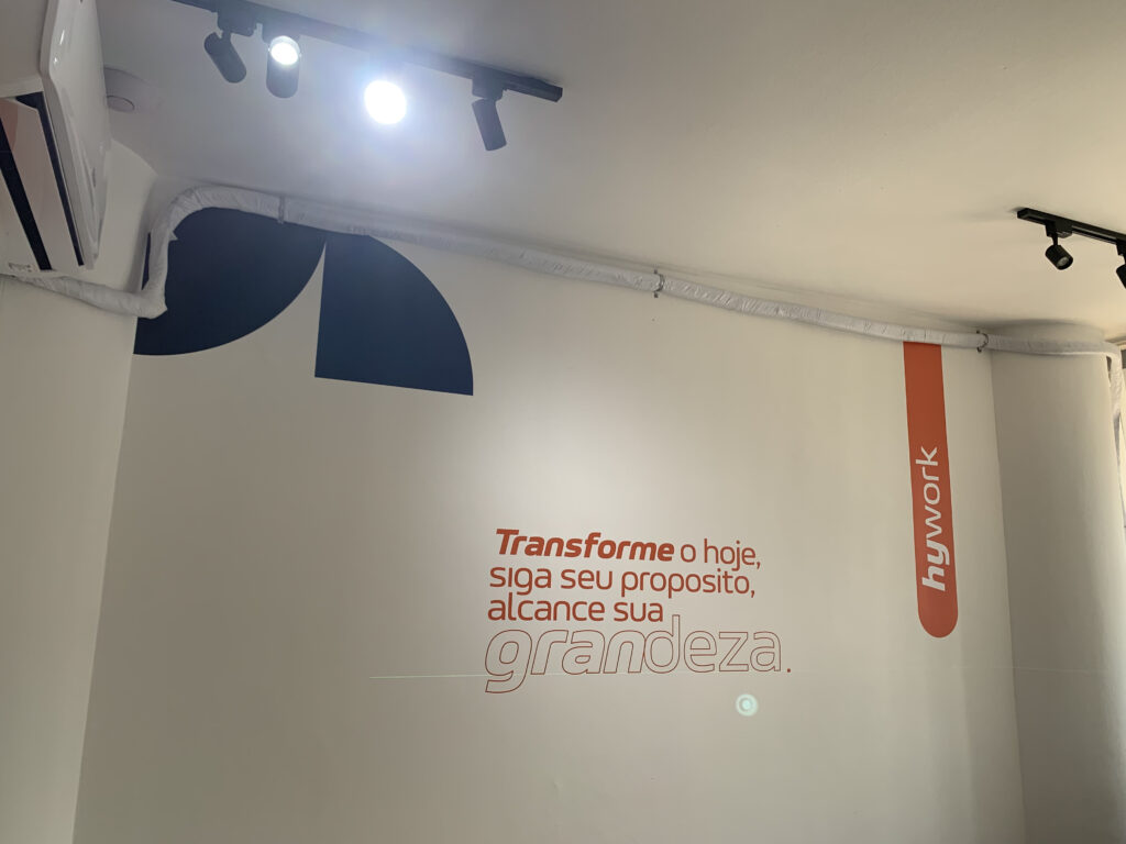 Adesivo para ambiente corporativo.