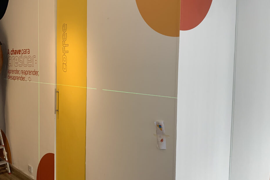 Adesivo para ambiente corporativo.