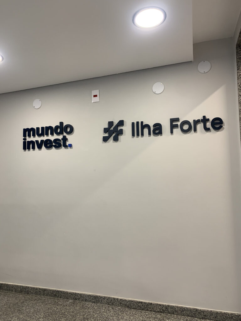 Letra-caixa em chapa galvanizada.