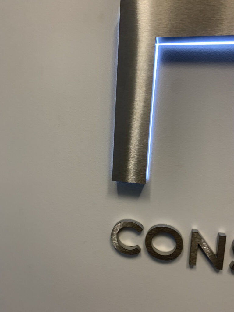 Logo em aço escovado com acrílico difusor.