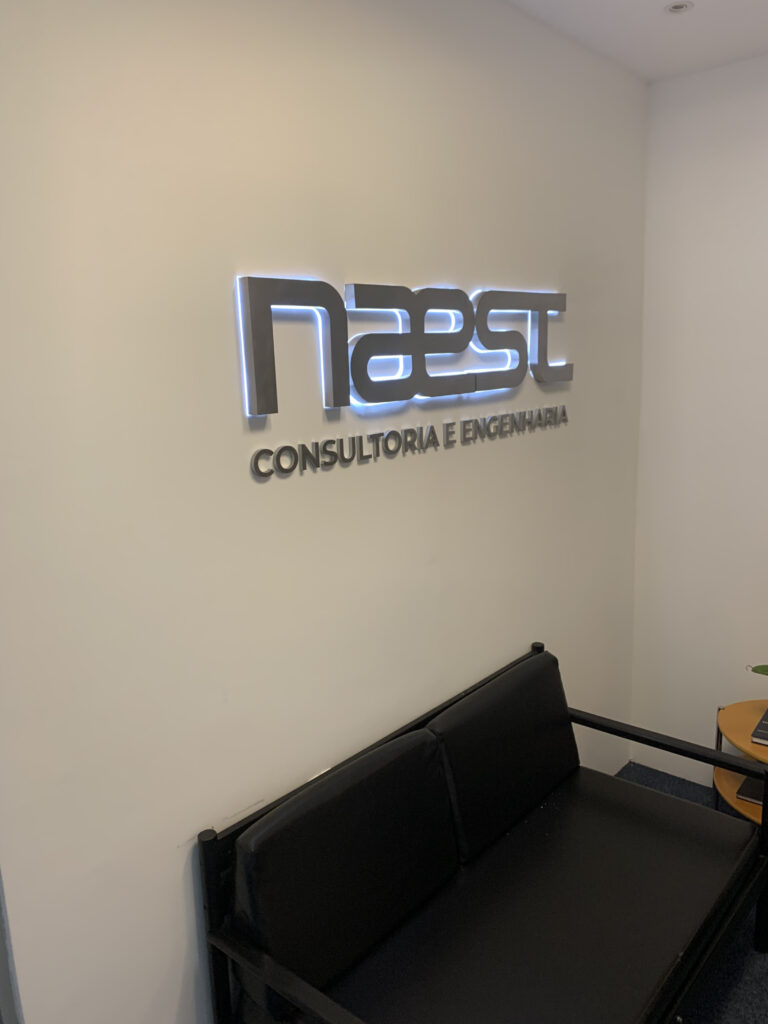 Logo em aço escovado com acrílico difusor.