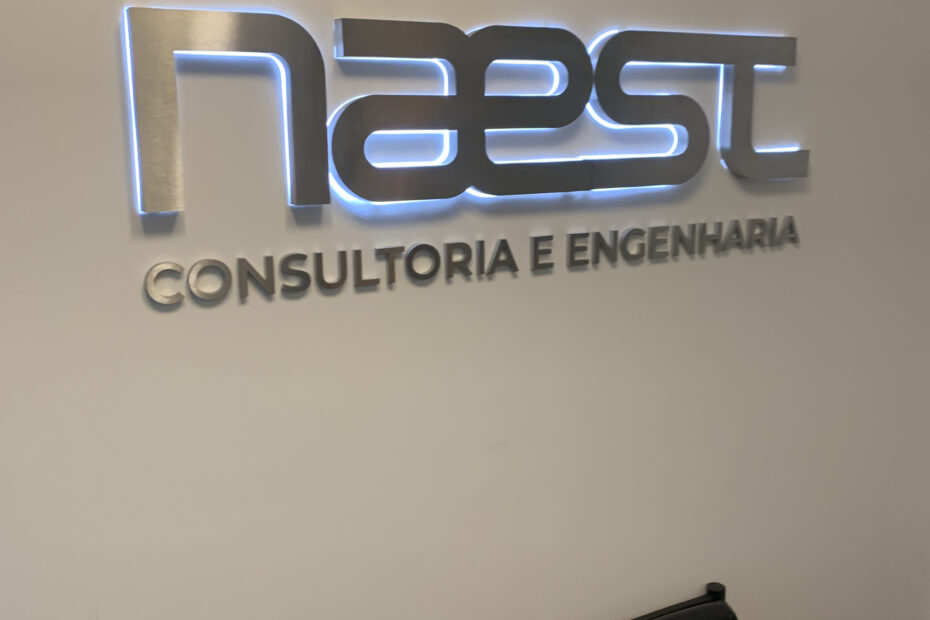 Logo em aço escovado com acrílico difusor.