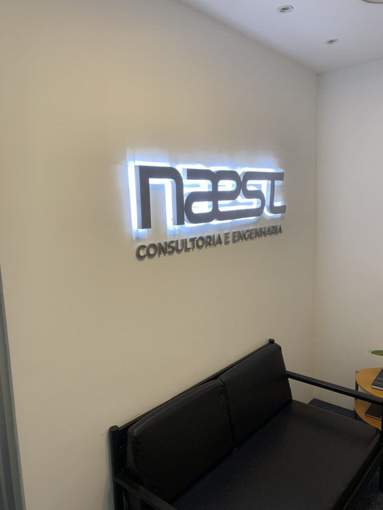 Logo em aço escovado com acrílico difusor.