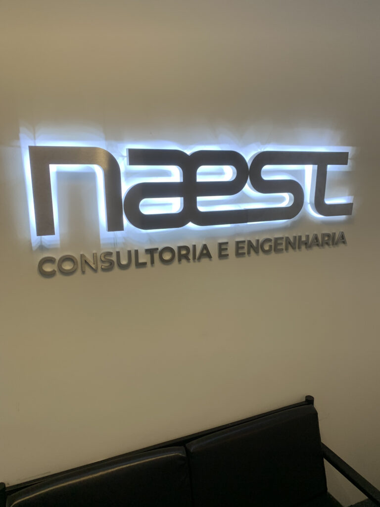 Logo em aço escovado com acrílico difusor.